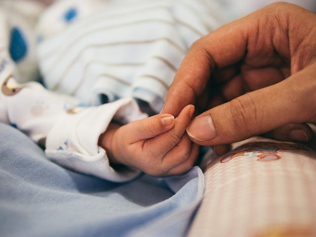 Novorozenec a perinka: Co je lepší pro jeho spánek?