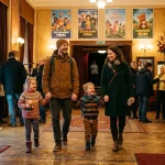 Kino pro děti v Praze: Přehled nejlepších dětských kin, bio pro miminka a víkendových pásem 21 Rodina s dětmi ve foyer kina v Praze