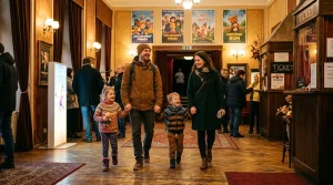 Rodina s dětmi ve foyer kina v Praze